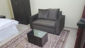 哈伊勒العييري للشقق المفروشة حائل1的客厅配有椅子和桌子