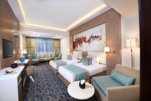 开罗Tolip Gardens Hotel的酒店客房,设有两张床和一张沙发