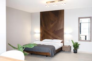 Velyka Omelyana索菲亚酒店的一间卧室配有一张带木制床头板的床