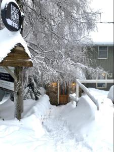 福尔斯克里克菲特道普高山山林小屋的房屋前雪中的标志