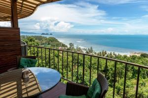 Haad Chao PhaoSunset Hill Boutique Resort Koh Phangan的一个带桌椅的海景阳台