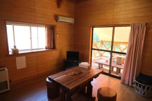 Oshuフォレストコテージ奥州的木制客房设有木桌和窗户。
