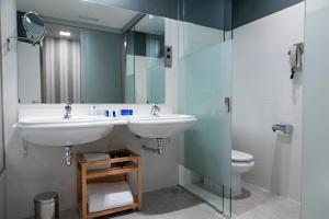 拉·格兰哈·圣·伊尔德Hotel AR Isabel de Farnesio的一间带水槽和卫生间的浴室