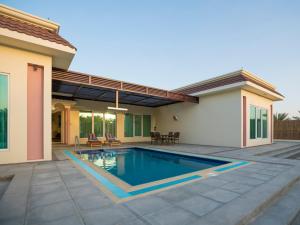 锡卜Asahalah Farm Pool Villas的一座房子后院的游泳池