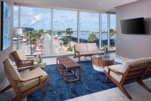 奥拉涅斯塔德Hyatt Place Aruba Airport的客厅配有椅子,享有海景