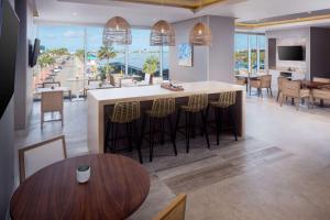 奥拉涅斯塔德Hyatt Place Aruba Airport的一间厨房和海景用餐室