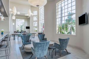 圣地亚哥圣地亚哥温德姆花园酒店的用餐室配有桌椅和电视