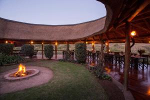 帕特森Lalibela Game Reserve Lentaba Safari Lodge的庭院设有火坑、桌椅
