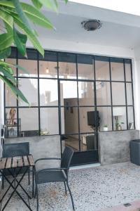 鹅銮鼻墾丁包棟民宿哪尼 - 2位即可包棟的客房设有带椅子和桌子的大窗户。