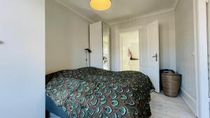 哥本哈根ApartmentInCopenhagen Apartment 1461的一间卧室配有一张床和镜子