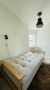 哥本哈根ApartmentInCopenhagen Apartment 1461的一间卧室配有一张床和一盏灯