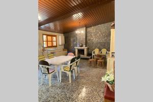 SampilCasa rural: Villa Marías的厨房以及带桌椅的用餐室。