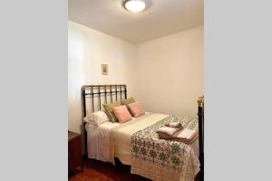 SampilCasa rural: Villa Marías的一间小卧室,配有一张带粉红色枕头的床