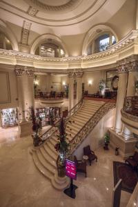 蒙特雷萨菲奢华皇谷酒店的一座大型建筑,楼内有螺旋楼梯