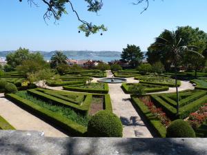 里斯本8号市区套房酒店的享有花园及喷泉和灌木丛的景色