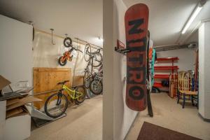 阿罗萨Studio Arosa von Swisspartments的一间设有滑板的房间和墙上的自行车
