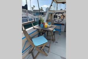 巴塞罗那Beautiful 70s vintage yacht boat in Barcelona的船上阳台的桌椅