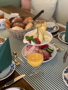 汉堡纽伦堡阿尔特酒店的餐桌,盘子和一杯橙汁