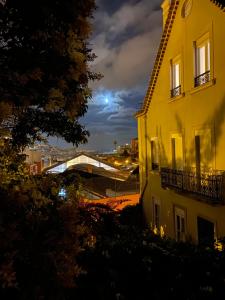 里斯本Safestay Lisbon Bairro Alto的享有建筑和桥梁的景色
