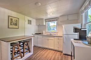 阿森斯Cozy Athens Cottage Walk to Sanford Stadium!的厨房配有白色橱柜和白色冰箱。