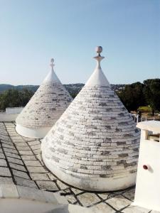 洛科罗通多TRULLI COLIBRI'的建筑物屋顶上的两个圆顶