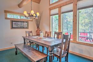 克拉马斯福尔斯Klamath Falls Family Cottage Hike and Explore!的一间带木桌和椅子的用餐室
