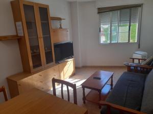 纳瓦哈斯切洛公寓的客厅配有沙发和桌子