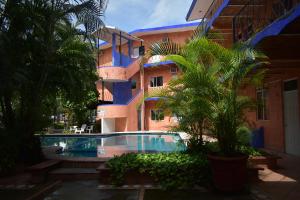 洛斯阿亚拉Hotel Y Bungalows Islas Careyes的建筑前的一座带游泳池的建筑