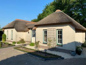 埃尔默洛Aaltje’s Hoeve的白色的小房子,带有茅草屋顶