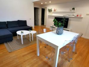 托莱多Apartamento Vicario Toledo的客厅配有沙发和桌椅
