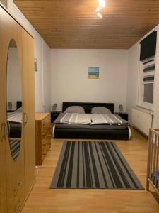 苏尔Ferienwohnung Eichhörnchen的一间卧室配有一张黑色床架床