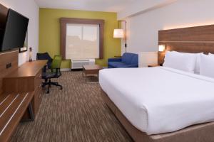 Spring HillHoliday Inn Express - Nashville South - Spring Hill, an IHG Hotel的酒店客房设有一张大床和一台电视。