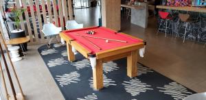 隆德里纳隆德里纳宜必思酒店的一张红顶乒乓球桌