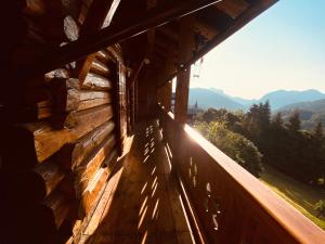 Sauris di SopraCHALET PA MAURAR Sauris的小屋的木制门廊享有山景