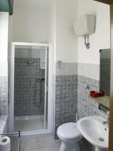 萨尔奇图库列里Torre Del Pozzo的带淋浴、卫生间和盥洗盆的浴室