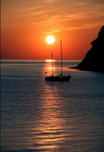 波克罗勒岛Latitudes 43的日落时分在海洋中的帆船