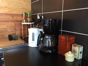 HumainL'App'Art des Ateliers Gerny的厨房台面上配有咖啡壶