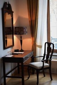 第比利斯Octava Boutique Hotel的一张桌子、椅子、灯和镜子