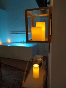 博洛尼亚Il Sitarein的带浴缸和一张带蜡烛的桌子的浴室