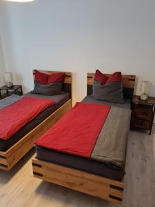 PlaueFerienwohnung Uferblick的两张睡床彼此相邻,位于一个房间里