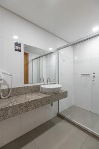 圣玛丽亚Hotel Dom Rafael Premium的一间带水槽和镜子的浴室