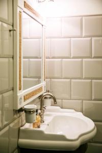 SuuresadamaUngru Guesthouse的白色的浴室设有水槽和镜子