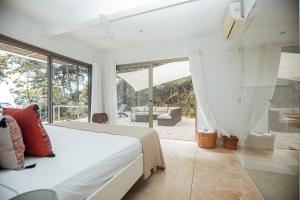 圣塔特蕾莎海滩Akwa Resorts Ocean View的一间卧室设有一张床和一个大窗户