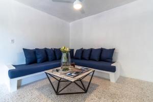 巴亚尔塔港Cuale的客厅配有蓝色的沙发和桌子