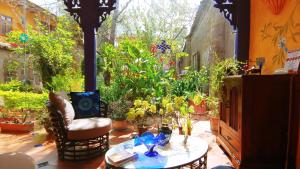 昆卡Casa Montalvo Bed & Breakfast的一个带桌子和一些植物的庭院