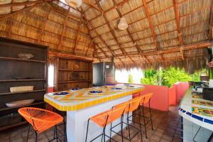 克鲁兹德华纳卡克斯特尔Villas Jardin Del Mar的厨房里设有橙色凳子