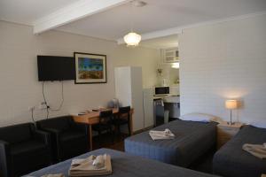 Angaston安格斯顿葡萄园汽车旅馆的酒店客房带两张床和厨房