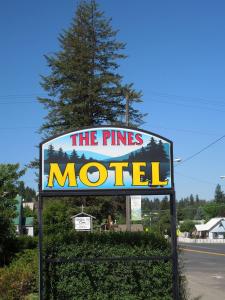 Saint MariesThe Pines Motel的树前松树汽车旅馆的标志