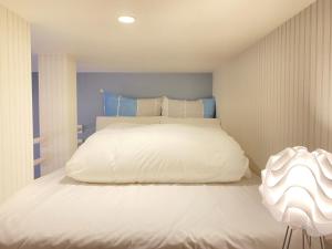 大阪K,K,House in Osaka - Vacation STAY 69342v的小房间一张大白色的床