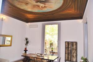巴塞罗那Ronda Sant Pere Rafael的一间拥有天花板和绘画的用餐室